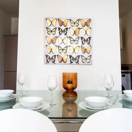 Southside Apartments, Sleeps 4, Free Parking. *